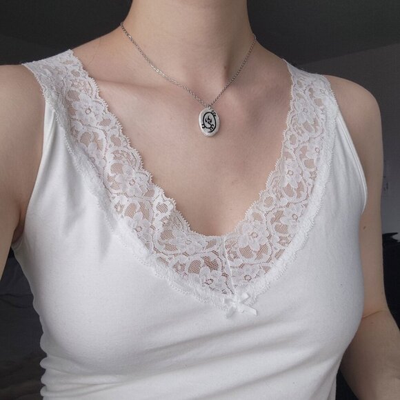 Iridescent Victorian Gothic floral necklace with a small silver chain - Picture 7 of 11